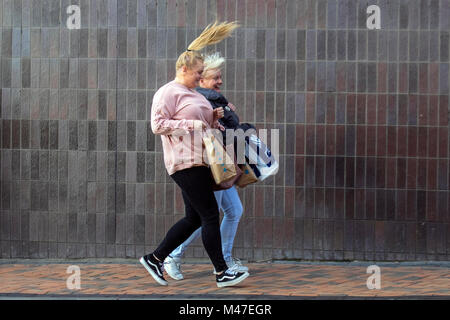 Blackpool, Lancashire. 15 Feb, 2018. UK Wetter: Kalt, nass und starke Winde auf der Strandpromenade. Starke Winde machen es schwierig für Besucher und Touristen, die kämpfen mit den Böen und stürmischen Bedingungen. Credit: MediaWorldImages/AlamyLiveNews. Stockfoto