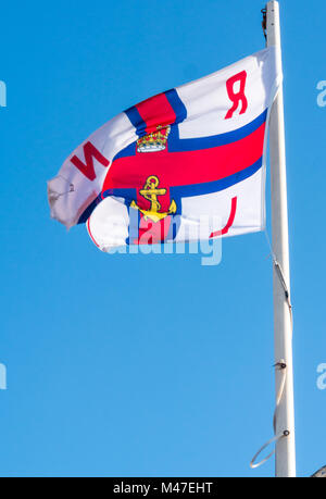 North Berwick, East Lothian, Schottland, Vereinigtes Königreich, 15. Februar 2018. Sonnige windigen Tag an der Küste in North Berwick. Die RNLI Flagge am Fahnenmast vor dem Rettungsboot station flattert im Wind Stockfoto