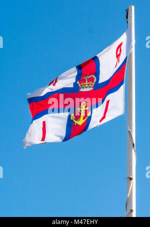 North Berwick, East Lothian, Schottland, Vereinigtes Königreich, 15. Februar 2018. Sonnige windigen Tag an der Küste in North Berwick. Die RNLI Flagge am Fahnenmast vor dem Rettungsboot station flattert im Wind Stockfoto