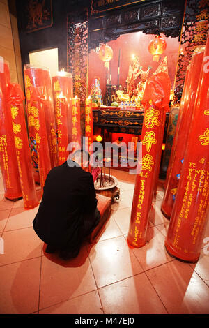 Glodok, Jakarta, Indonesien. 15 Feb, 2018. Buddhistische worshipper bereitet sich mental auf die kommenden Chinesischen neue Jahr Quelle: Jakob Kastanja/Alamy leben Nachrichten Stockfoto