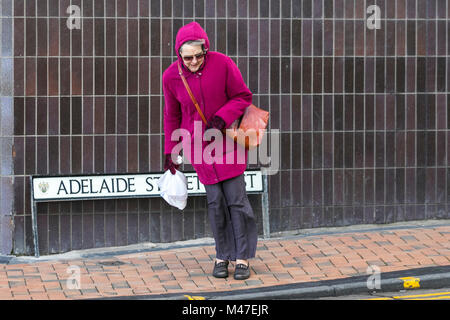 Blackpool, Lancashire. 15 Feb, 2018. UK Wetter: Kalt, nass und starke Winde auf der Strandpromenade. Starke Winde machen es schwierig für Besucher und Touristen, die kämpfen mit den Böen und stürmischen Bedingungen. Credit: MediaWorldImages/AlamyLiveNews. Stockfoto