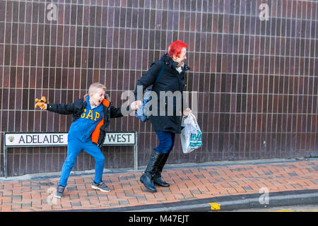 Blackpool, Lancashire. 15 Feb, 2018. UK Wetter: Kalt, nass und starke Winde auf der Strandpromenade. Starke Winde machen es schwierig für Besucher und Touristen, die kämpfen mit den Böen und stürmischen Bedingungen. Credit: MediaWorldImages/AlamyLiveNews. Stockfoto