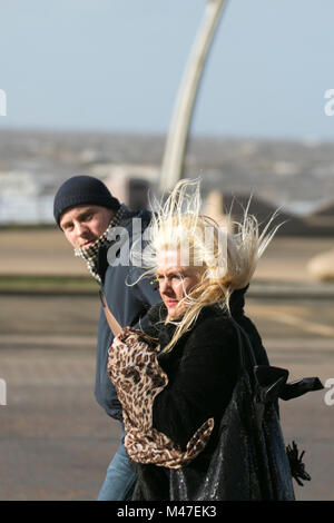 Blackpool, Lancashire. 15 Feb, 2018. UK Wetter: Kalt, nass und starke Winde auf der Strandpromenade. Starke Winde machen es schwierig für Besucher und Touristen, die kämpfen mit den Böen und stürmischen Bedingungen. Credit: MediaWorldImages/AlamyLiveNews. Stockfoto