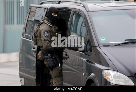 Berlin, Deutschland. 15 Feb, 2018. Ein Polizeioffizier der Deutschen besonderen Einsatz Kommando (SEK) steht vor einem Van vor dem Besuch des türkischen Ministerpräsidenten Yildirim von der deutschen Kanzlerin Merkel vor dem Bundeskanzleramt in Berlin, Deutschland, 15. Februar 2018. Credit: Kay Nietfeld/dpa/Alamy leben Nachrichten Stockfoto