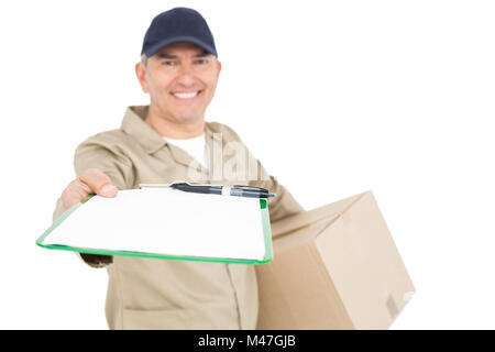 Lieferung Mann mit Paket geben Zwischenablage zur Unterzeichnung Stockfoto