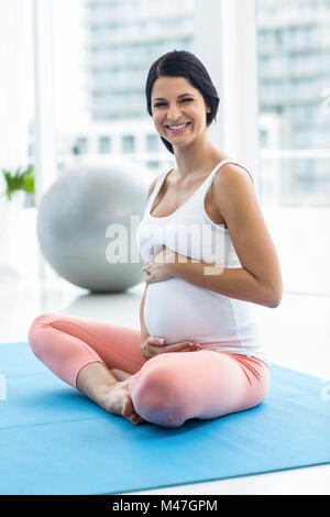 Schwangeren Bauch zu berühren, während der Ausübung Stockfoto