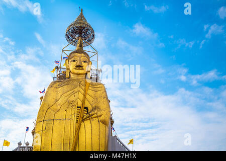 Große stehende Buddha am Wat Intharawihan Tempel, Bangkok Stockfoto