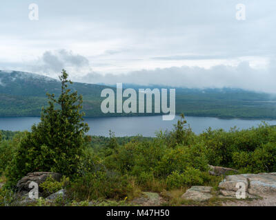 Anzeigen von Eagle Lake vom Cadillac Mountain an einem bewölkten Tag, Mount Desert Island, Acadia National Park, Maine, USA. Stockfoto