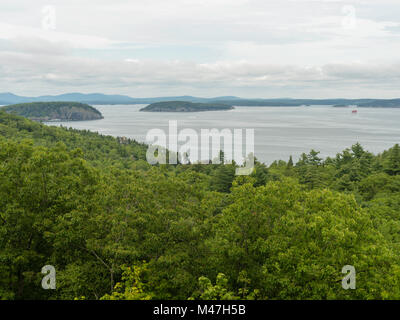 Blick auf Frenchman Bay, Kahl und Lange Porcupine Porcupine Insel Insel, von Cadillac Mountain an einem bewölkten Tag, Mount Desert Island, Acadia Nationa Stockfoto