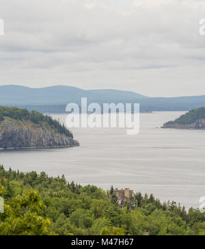 Blick auf Frenchman Bay, Kahl und Lange Porcupine Porcupine Insel Insel, von Cadillac Mountain an einem bewölkten Tag, Mount Desert Island, Acadia Nationa Stockfoto