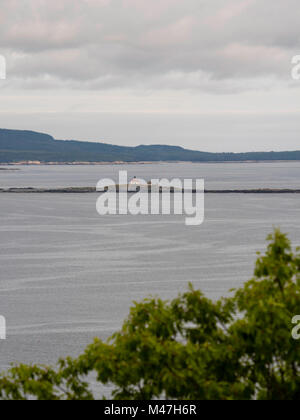 Blick auf das Ei Rock Leuchtturm von Cadillac Mountain an einem bewölkten Tag, Mount Desert Island, Acadia National Park, Maine, USA. Stockfoto