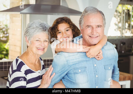 Porträt von Großvater tragen Mädchen stehen neben Großmutter Stockfoto