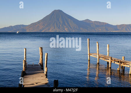 Ein Blick auf den Lake Atitlan, von den Docks in Panajachel, Guatemala. Stockfoto