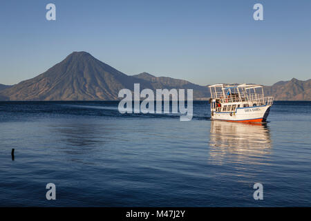 Ein Blick auf den Lake Atitlan, von den Docks in Panajachel, Guatemala. Stockfoto