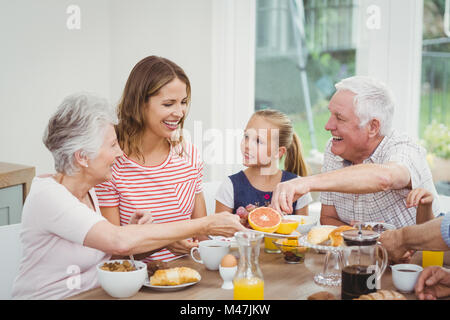 Mehr-Generationen-Familie essen Obst beim Frühstück Stockfoto