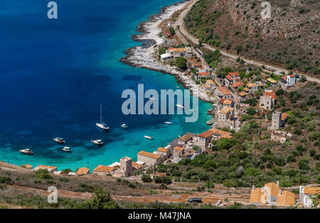 Limeni ist ein Dorf in der Lakonischen Mani, Griechenland. Es liegt in einer ruhigen, malerischen Strand, zieht viele Touristen im Sommer. Stockfoto