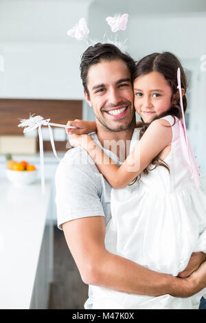 Porträt des Vaters mit Tochter in Fee Kostüm Stockfoto