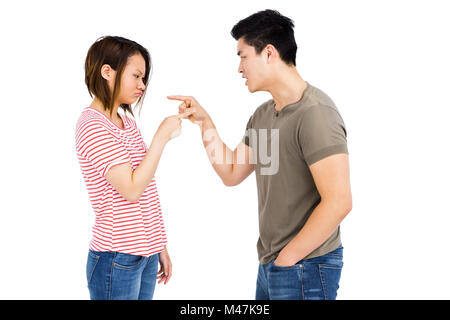 Junges Paar aufeinander zeigen und dabei ein argument Stockfoto