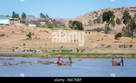 Kinder Angeln im See mit Hand Net, Madagscar Stockfoto