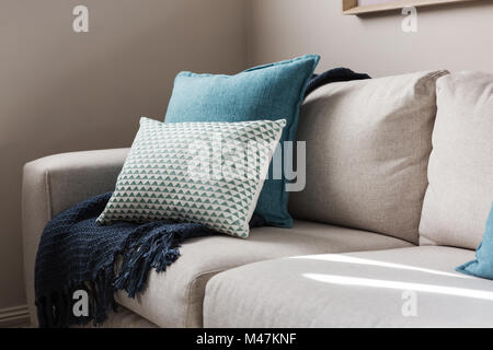 Nahaufnahme eines Fabric Sofa mit Kissen und werfen Stil Stockfoto