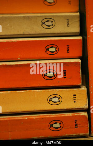 Eine Auswahl an alten Penguin Orange Bücher in einer alten Buchhandlung in Chichester, West Sussex, UK. Stockfoto