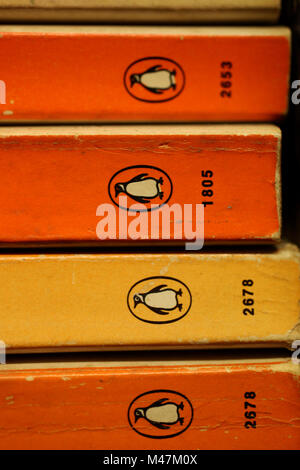 Eine Auswahl an alten Penguin Orange Bücher in einer alten Buchhandlung in Chichester, West Sussex, UK. Stockfoto