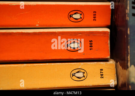 Eine Auswahl an alten Penguin Orange Bücher in einer alten Buchhandlung in Chichester, West Sussex, UK. Stockfoto