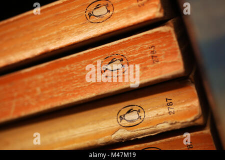 Eine Auswahl an alten Penguin Orange Bücher in einer alten Buchhandlung in Chichester, West Sussex, UK. Stockfoto