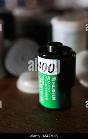 Allgemeine Ansichten eines alten Fujifilm 35mm 400 iso Film auf einem Tisch in einem Studio in Chichester, West Sussex, UK. Stockfoto