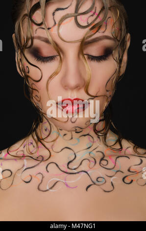 Porträt der schönen Frau mit nassen Haar und Gesicht Kunst Stockfoto