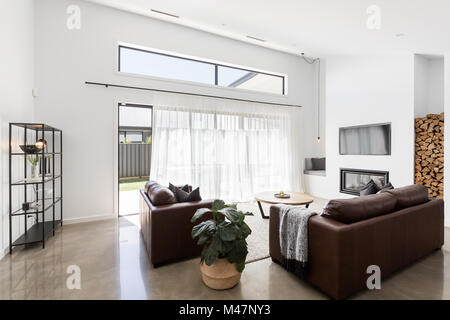 Moderne offene Luxus Wohnzimmer mit Schiebetüren aus Glas Stockfoto