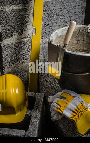 Werkzeuge für Maurer Eimer mit einer Lösung und einer Kelle Stockfoto