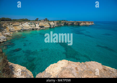 Torre Sant'Andrea, Felsiger Strand in Apulien, Italien Stockfoto