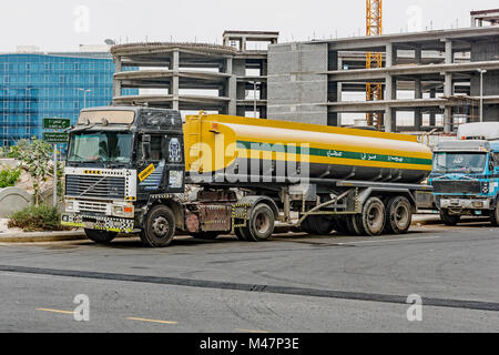 Jeddah wasser Lkw. Eine von vielen Lkw in Jeddah Wasser in Häuser, Wohnungen und Arbeitsstätten zu transportieren. Trinkwasser kommt aus der Meerwasserentsalzung. Stockfoto