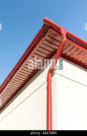 Abflußrohr an der Ecke des Hauses Stockfoto