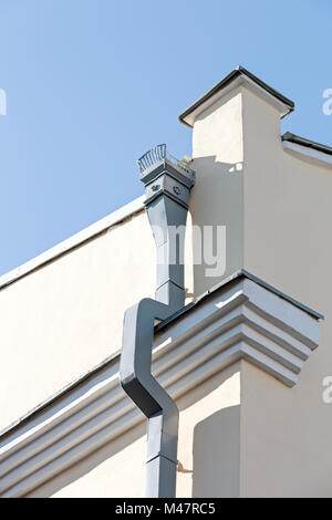 Alte Metall abflußrohr an der Wand Stockfoto