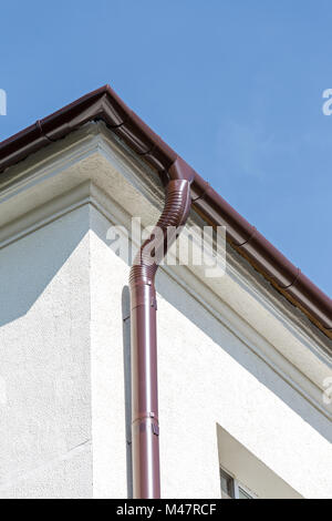 Moderne Regenrinne auf der Dachterrasse Stockfoto