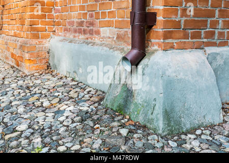 Ecke des alten Haus mit Downspout Stockfoto