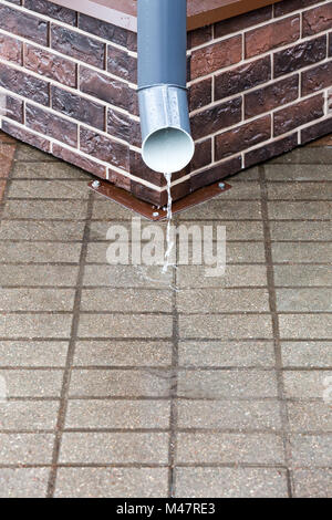 Wasser aus einem Abflußrohr Stockfoto