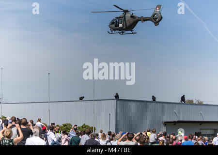 Hubschrauber EC635 mit Sondergruppe Luchs von der Luzerner Polizei Stockfoto