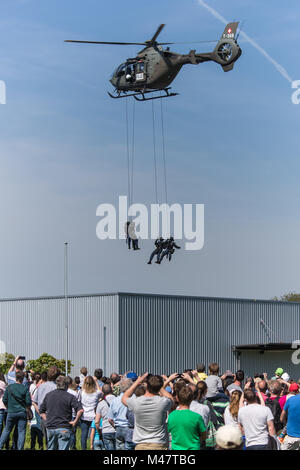 Hubschrauber EC635 mit Sondergruppe Luchs von der Luzerner Polizei Stockfoto