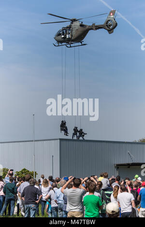 Hubschrauber EC635 mit Sondergruppe Luchs von der Luzerner Polizei Stockfoto