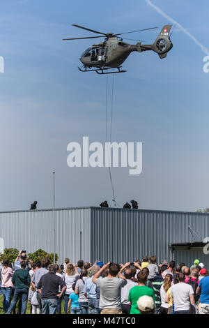 Hubschrauber EC635 mit Sondergruppe Luchs von der Luzerner Polizei Stockfoto