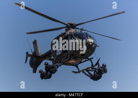 Hubschrauber EC635 mit Sondergruppe Luchs von der Luzerner Polizei Stockfoto