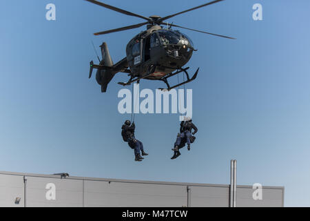 Hubschrauber EC635 mit Sondergruppe Luchs von der Luzerner Polizei Stockfoto