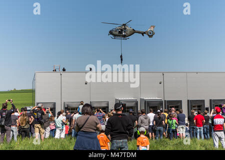 Hubschrauber EC635 mit Sondergruppe Luchs von der Luzerner Polizei Stockfoto