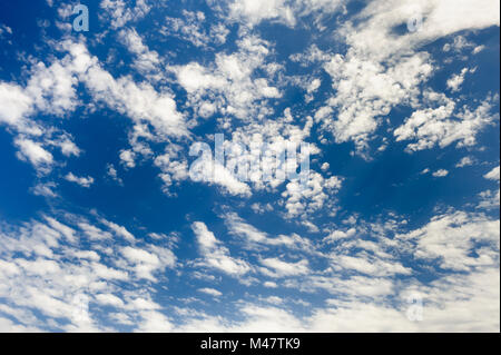 Spindrift Wolken am Himmelshintergrund Stockfoto