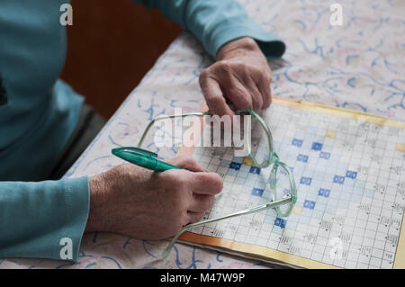 Ältere Frauen Kreuzworträtsel lösen Stockfoto