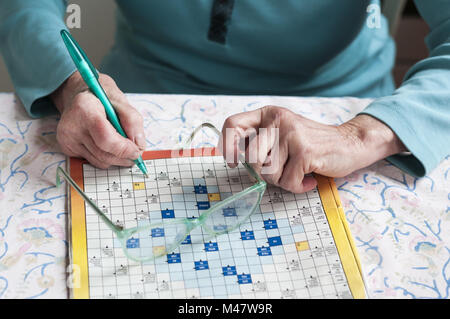 Ältere Frauen Kreuzworträtsel lösen Stockfoto