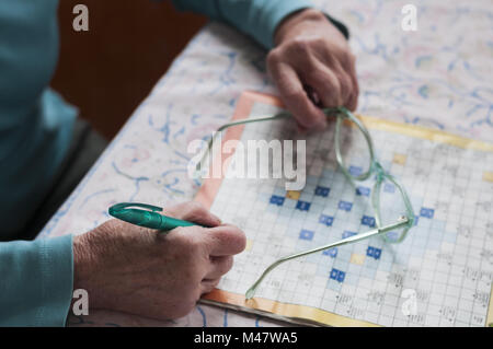 Ältere Frauen Kreuzworträtsel lösen Stockfoto